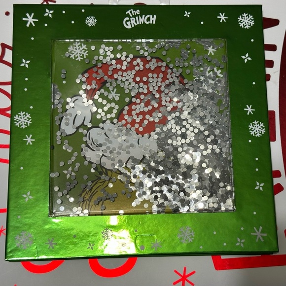 -SALE-Dr. Seuss The Grinch 16 Color Eyeshadow Palette - Picture 2 of 6